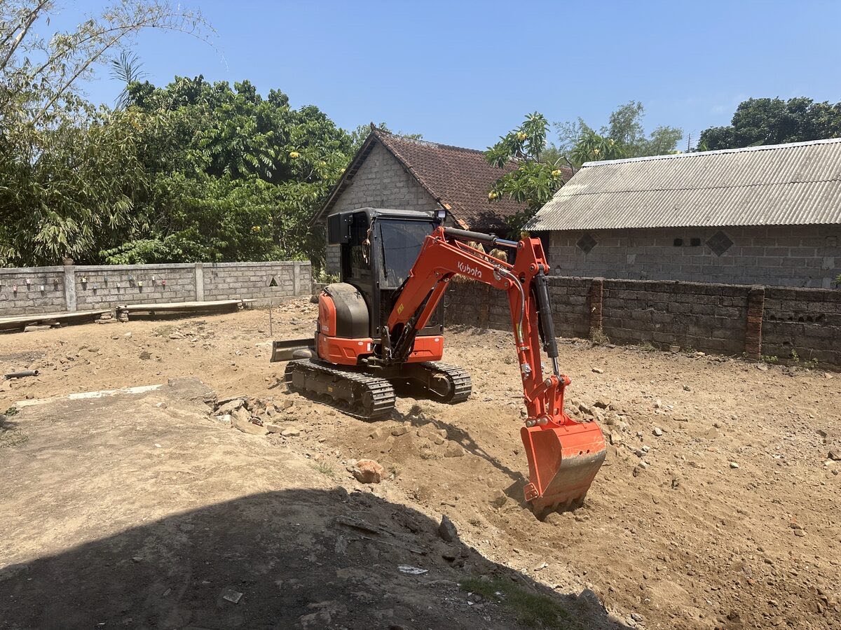 Mini excavator Kubota U30 di lokasi proyek villa Bali