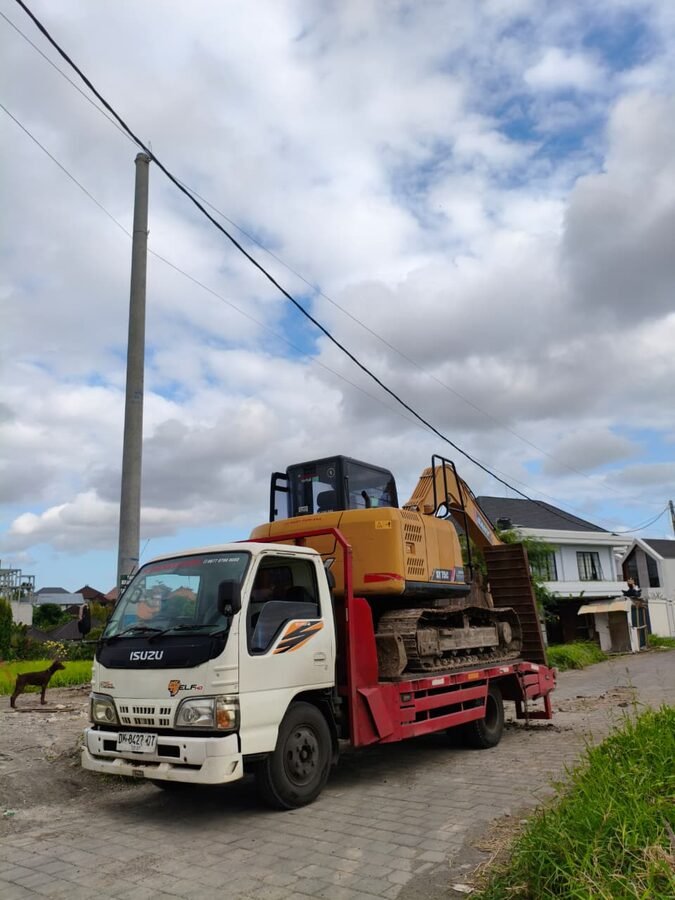 Mobilisasi unit excavator JKR ke lokasi proyek Bali