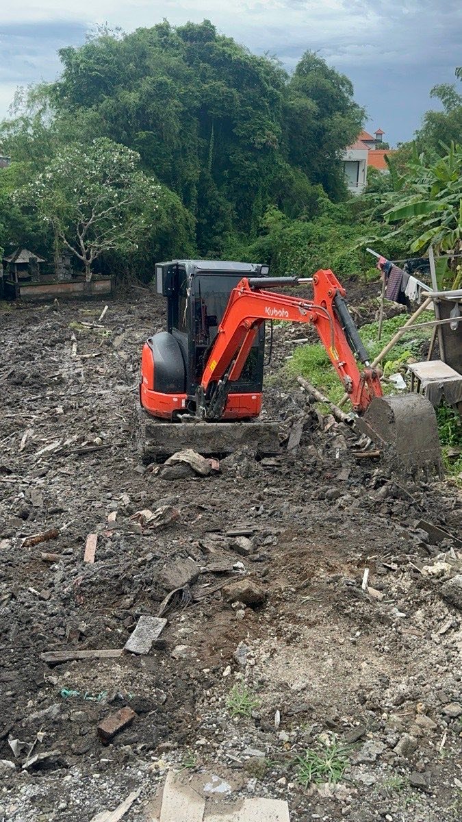 Proyek konstruksi excavator JKR Bali