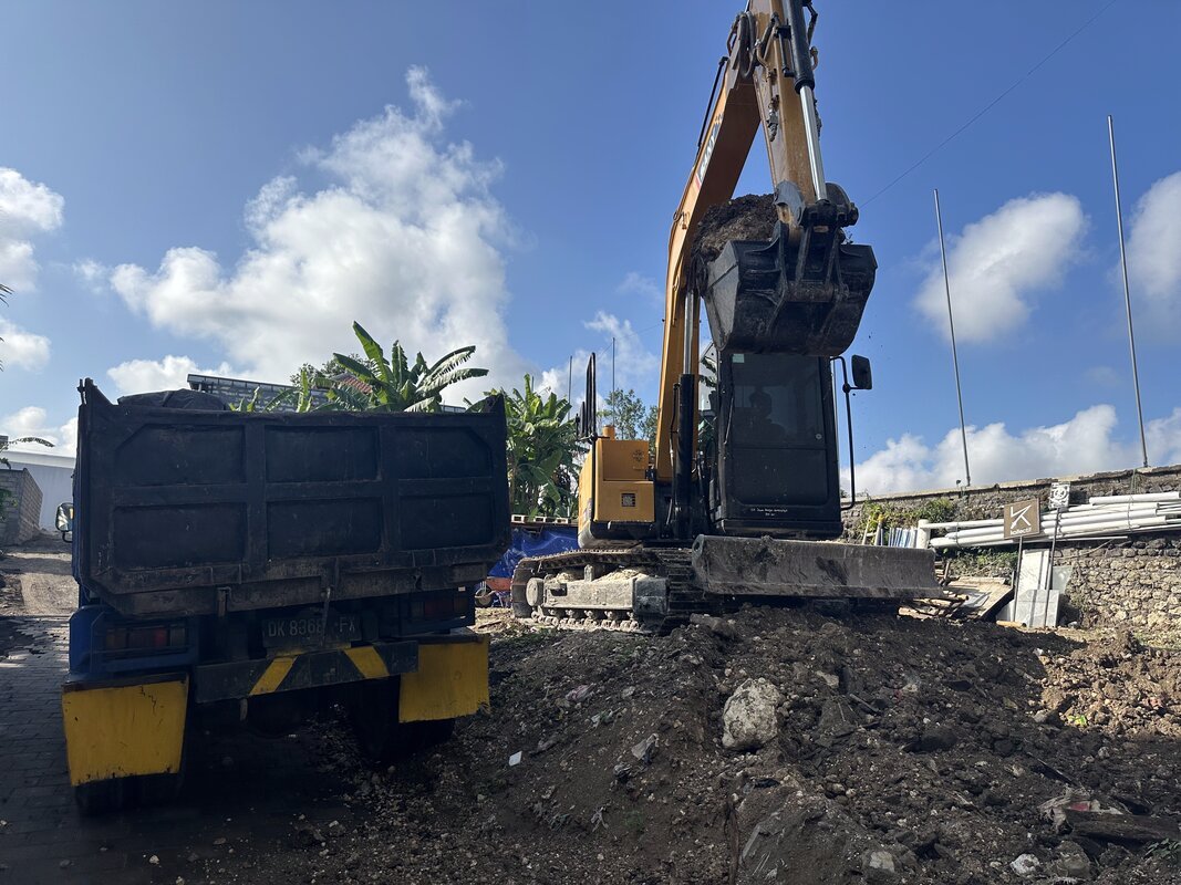 Excavator SANY SY75C beroperasi di proyek konstruksi Bali